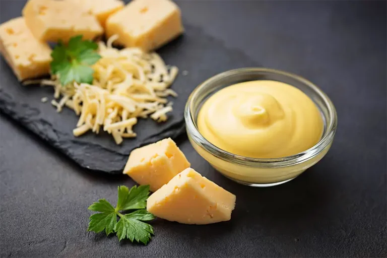 What is Cheddar Cheese? The difference with Mozzarella & Parmesan.